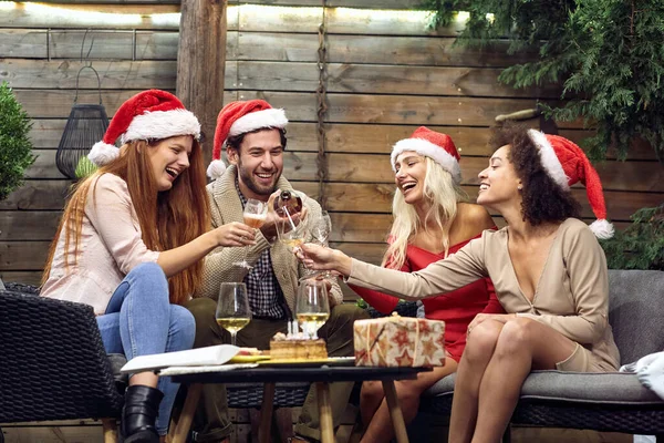 Grupp Glada Ungdomar Firar Jul Eller Nyår Tillsammans House Party — Stockfoto