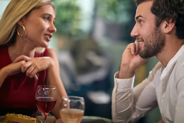 Bella Giovane Coppia Caucasica Parlando Cena Guardandosi Sorridendo Copia Spazio — Foto Stock