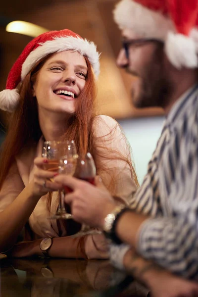 酔っぱらいの赤毛サンタ ハットと彼女のパートナーと一緒に新年の昇進で乾杯 — ストック写真