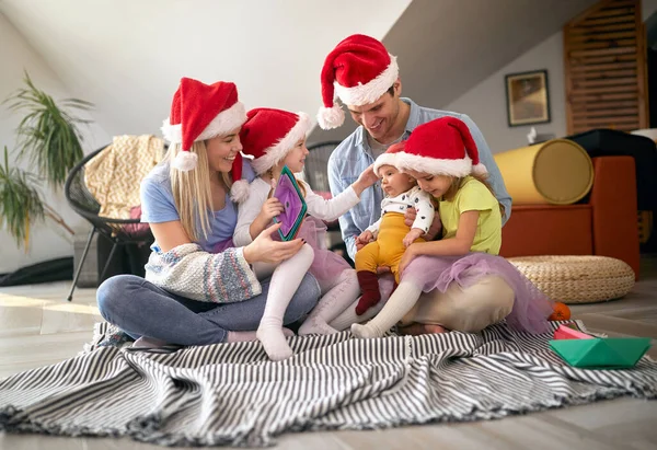 Jovem Família Caucasiana Sentados Juntos Andar Casa Para Natal Divertindo — Fotografia de Stock