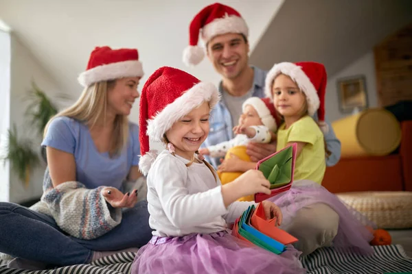 Děti Spolu Rodiči Hrají Vánoce Nosí Santa Klobouky — Stock fotografie