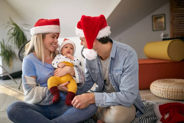 Homem Mulher Felizes Com Bebê Passando Chrismas Juntos Casa — Fotografia de Stock