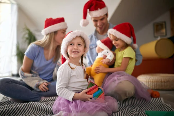 Vidám Szülők Együtt Töltik Karácsonyt Gyerekeikkel — Stock Fotó