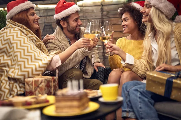 Menschen Feiern Weihnachten Freien Hinterhof Und Stoßen Mit Weißwein Tragen — Stockfoto