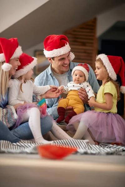 Glada Föräldrar Tillbringar Julen Tillsammans Med Sina Barn — Stockfoto