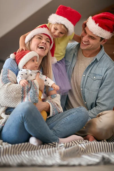Щасливі Батьки Проводять Різдвяний Час Разом Своїми Дітьми — стокове фото