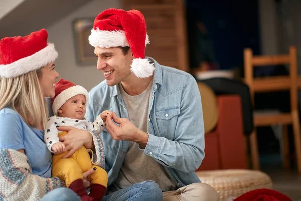 Feliz Esposa Marido Com Bebê Passando Chrismas Juntos — Fotografia de Stock