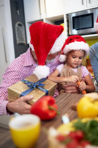 Abuelo Cocina Ambiente Festivo Teniendo Regalo Navidad Para Nieta Navidad — Foto de Stock