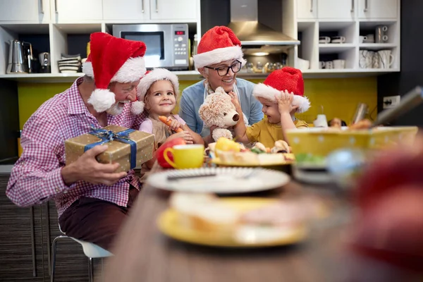 Barnbarn Får Julklappar Från Farföräldern Festlig Atmosfär Köket Jul Familj — Stockfoto