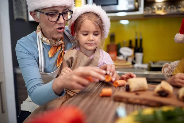 Abuela Nieta Cocina Juntos Preparando Verduras Para Una Comida Navidad — Foto de Stock