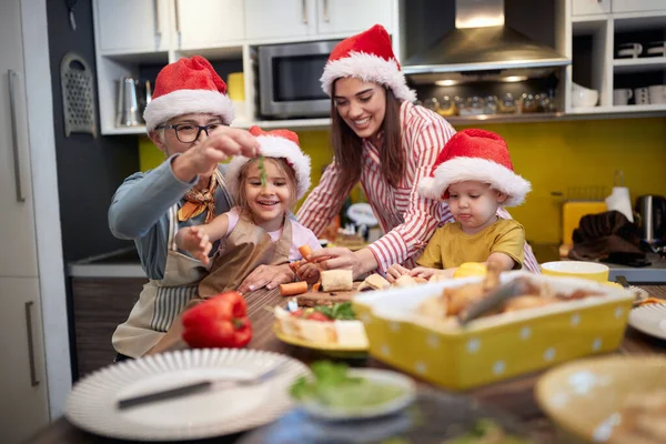 Abuela Madre Disfrutan Preparando Una Comida Navidad Con Los Niños — Foto de Stock