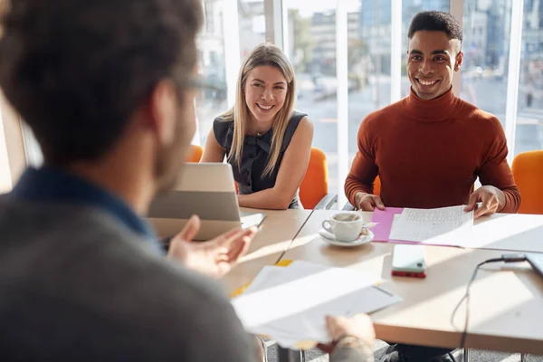 Una Comisión Empresa Que Tiene Una Agradable Entrevista Ambiente Relajado — Foto de Stock