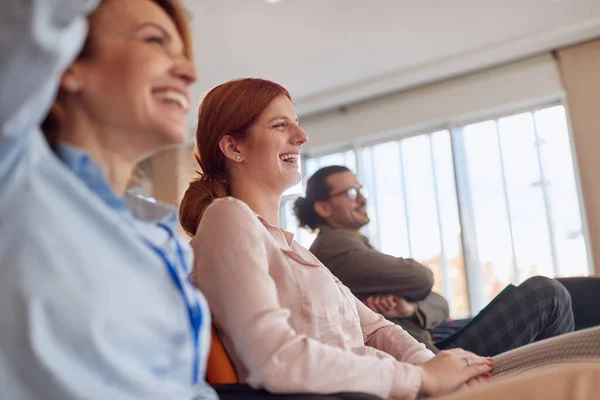 Dipendenti Che Godono Nella Sala Conferenze Briefing Dell Azienda Atmosfera — Foto Stock