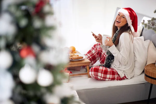 Vacker Kaukasisk Brunett Äta Frukost Säng Pyjamas Julen Med Tomte — Stockfoto