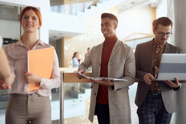 Giovane Dipendente Incontro Lavoro Azienda Atmosfera Allegra Persone Lavoro Azienda — Foto Stock