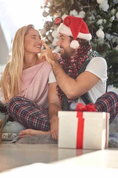 Vousáč Dotýká Nosu Své Přítelkyně Santou Hlavě Usmívá Vánoční Čas — Stock fotografie