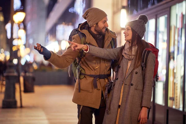 Beyaz Sakallı Erkek Turist Caddede Kadın Istikameti Soruyor Noel Konsepti — Stok fotoğraf