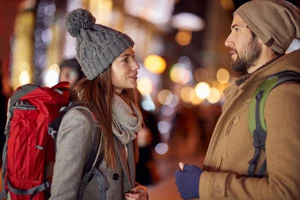 Jóvenes Viajeros Caucásicos Con Mochilas Hablando Calle — Foto de Stock