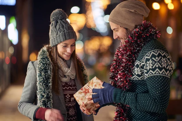 Namorado Dando Presente Natal Para Sua Namorada Enquanto Passeia Pela — Fotografia de Stock