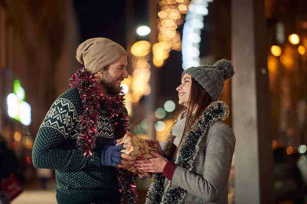 Egy Barát Karácsonyi Ajándékot Barátnőjének Miközben Együtt Sétálnak Városban Egy — Stock Fotó