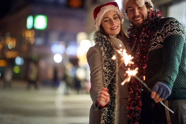 Ein Nettes Paar Das Sich Weihnachten Mit Sprinklern Vergnügt Während — Stockfoto