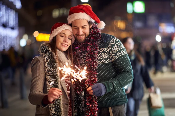 Lindo Casal Segurando Aspersores Enquanto Caminham Pela Cidade Natal Juntos — Fotografia de Stock