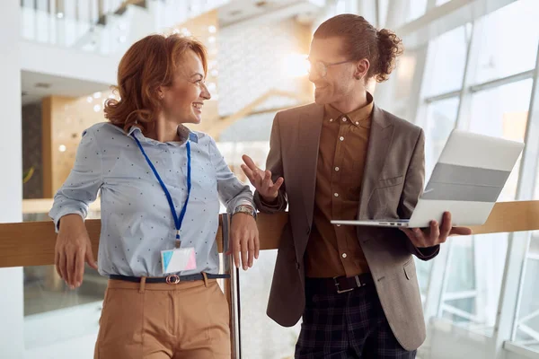 Unos Jóvenes Colegas Charlando Sobre Trabajo Descanso Pasillo Empresa Ambiente — Foto de Stock