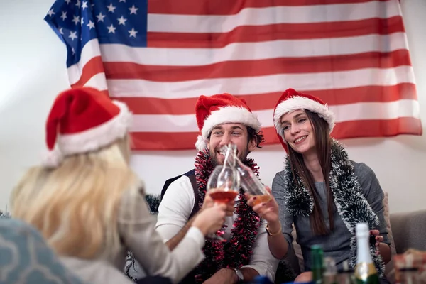 休日の雰囲気の中でクリスマスホームパーティーで乾杯するお友達の陽気なグループ クリスマス 一緒に — ストック写真