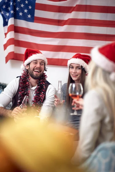 休日の雰囲気の中で自宅で陽気な友人やクリスマスのお祝いのグループ クリスマス 一緒に — ストック写真