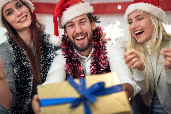 Group Cheerful Friends Posing Photo Presents Sprinklers Xmas Home Party — Stock Photo, Image