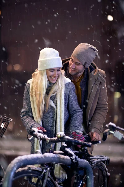 Jong Kaukasisch Echtpaar Genieten Van Eerste Sneeuw Winter Sneeuw Kerst — Stockfoto