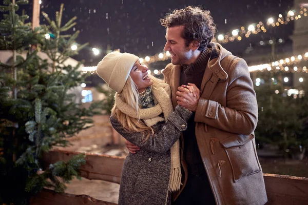 Paar Wählt Gemeinsam Einen Weihnachtsbaum Einer Winternacht — Stockfoto