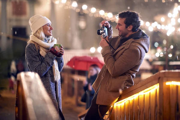 Kafkasyalı Genç Bir Adam Kız Arkadaşının Elinde Çay Fincanı Tutarken — Stok fotoğraf