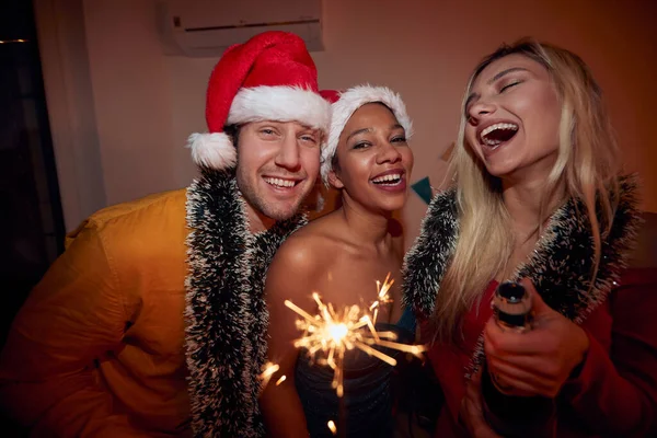 Група Щасливих Друзів Влаштовують Новорічну Вечірку Вдома — стокове фото