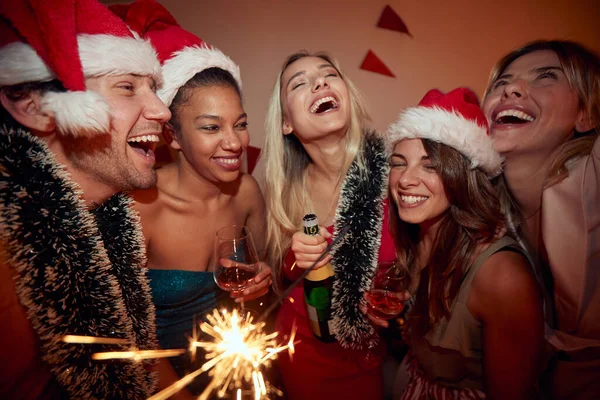 Grupo Personas Fiesta Año Nuevo Beber Alcohol Usar Sombreros Santa — Foto de Stock