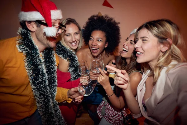 Группа Подруг Новогодней Вечеринке Одним Другом Мужчиной Смеющиеся Танцующие — стоковое фото