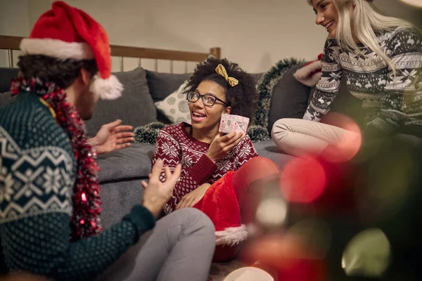 Reuniu Amigos Multiétnicos Natal Trocando Presentes — Fotografia de Stock