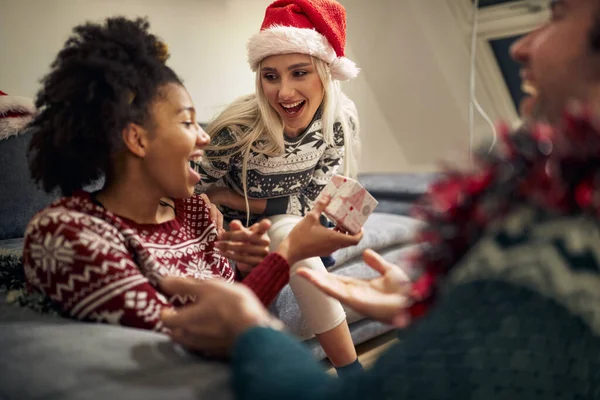 Grupo Jóvenes Amigos Multiétnicos Riendo Disfrutando Intercambiando Regalos Navidad — Foto de Stock