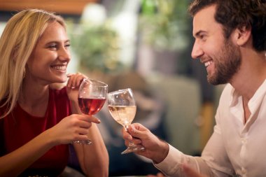 Sevgililer gününde neşeli bir çift özel bir an yaşıyor.