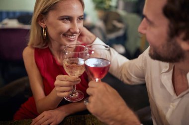 Romantik çift restoranda buluşuyor. Aşk, dokunuş, romantizm konseptine bak