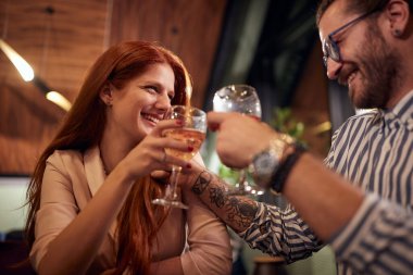 Genç bir çift, rahatlamış bir atmosferdeki bir restoranda yıldönümü kutlamalarında içki içerek eğleniyor. Birlikte, yıldönümü, kutlama