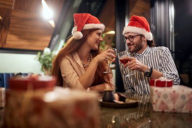 Romantik bir yeni yıl randevusunda mutlu bir çift