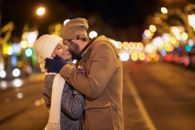 Soğuk bir gecede şehirde yürüyüş yaparken duygularını gösteren genç bir çift. İlişki, birlikte, Xmas