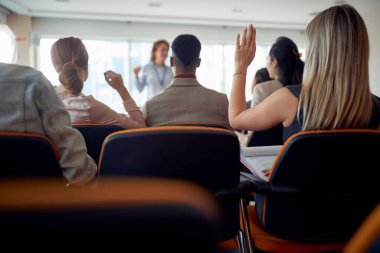 Bir grup iş adamı seminerdeki çalışma ortamında hocalara sorular soruyorlar. İnsanlar, iş, şirket, iş kavramı.