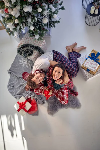 Lindo Casal Com Presentes Natal Posando Para Uma Foto Uma — Fotografia de Stock