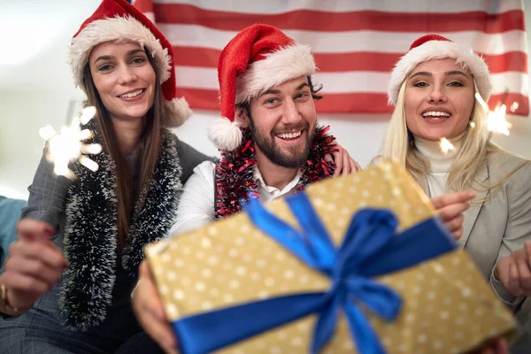 Νέοι Ευτυχισμένοι Αμερικανοί Φίλοι Γιορτάζουν Χριστούγεννα Στο Σπίτι — Φωτογραφία Αρχείου