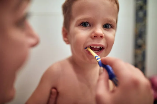 Mały Dzieciak Myjący Zęby Pozujący Zdjęcia Matką Łazience — Zdjęcie stockowe