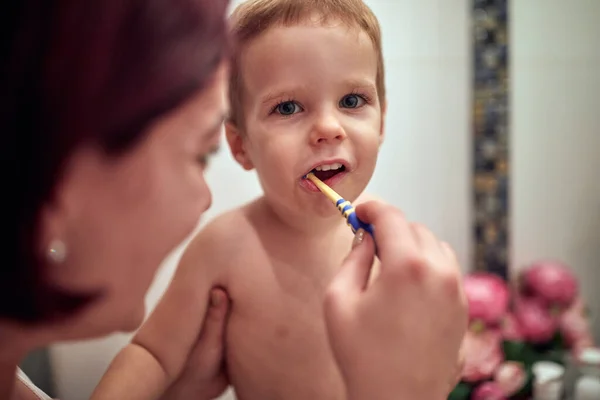 Mały Dzieciak Pozujący Zdjęcia Podczas Mycia Zębów Matką Łazience — Zdjęcie stockowe