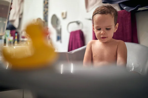 Ein Kleines Kind Mit Einem Bad Badezimmer — Stockfoto