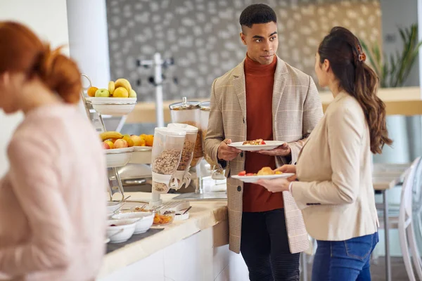 Jóvenes Colegas Hablando Mientras Recogen Una Comida Ambiente Agradable Cantina — Foto de Stock